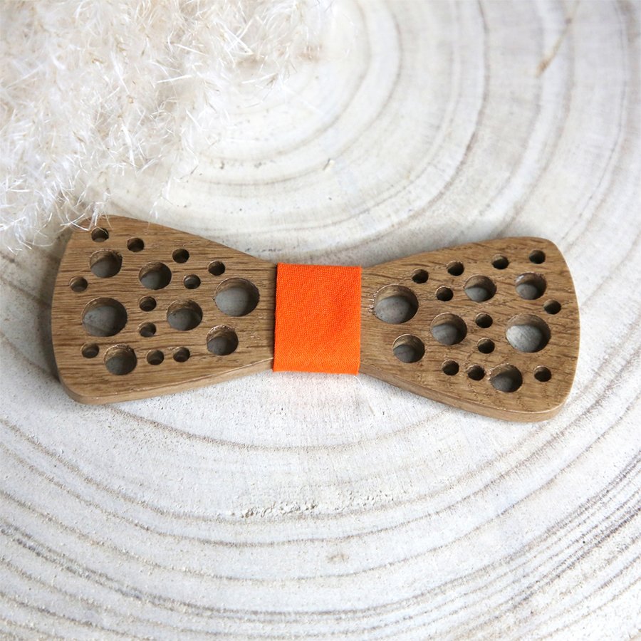 Gros plan sur le nœud papillon en bois de chêne