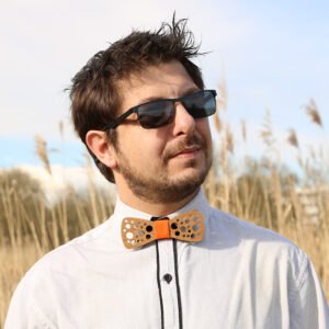 Nœud papillon en chêne porté, création artisanale en bois