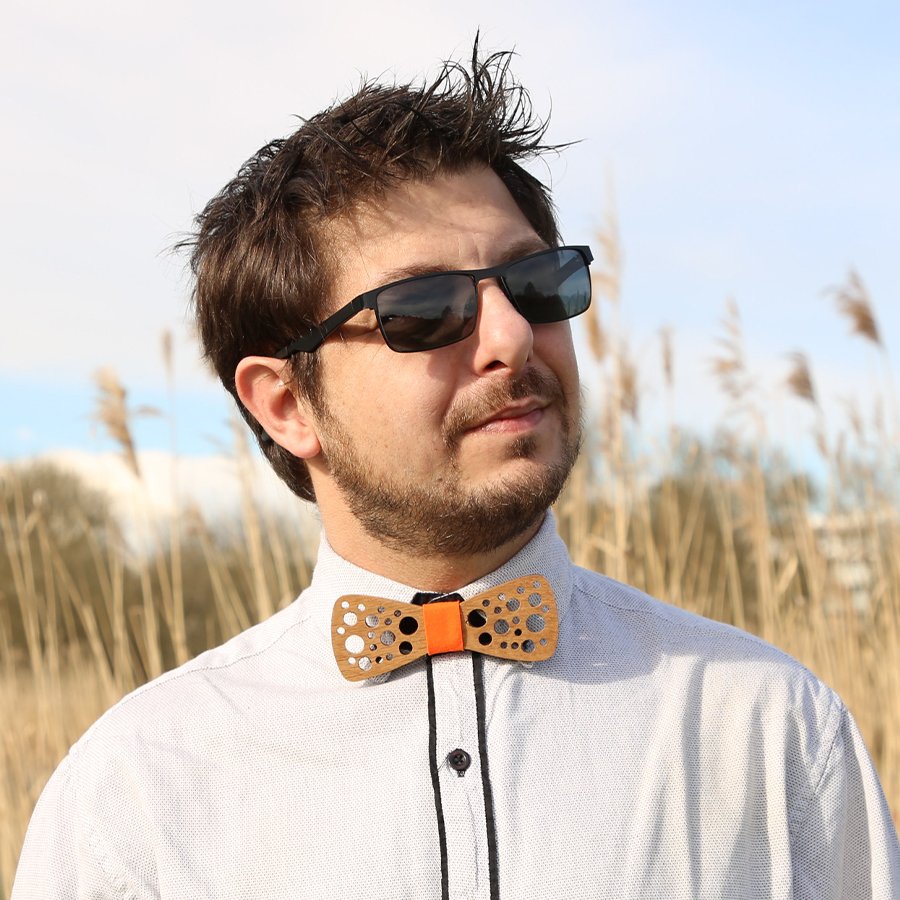 Nœud papillon en chêne porté, création artisanale en bois